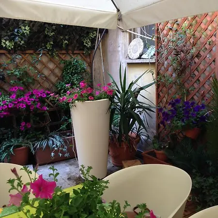 Simonetta Ai Musei Vaticani לינה וארוחת בוקר 2*